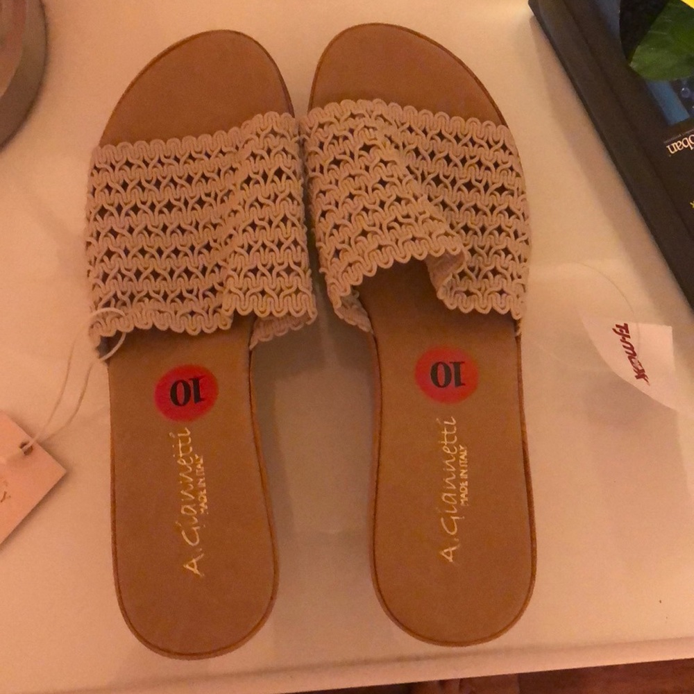 Single strapped wedges